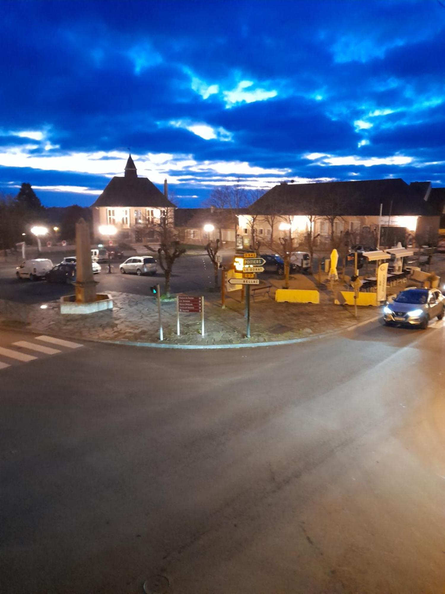 Maison En Ville Avec Terrasse Ensoleillee Et Wi-Fi Magnac-Laval Dış mekan fotoğraf